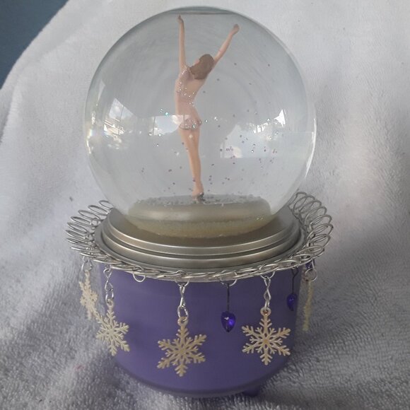 Vintage Hallmark Snow Globe Featuring Olympic Medalist "Tara Lipinski" In Box - Picture 3 of 8